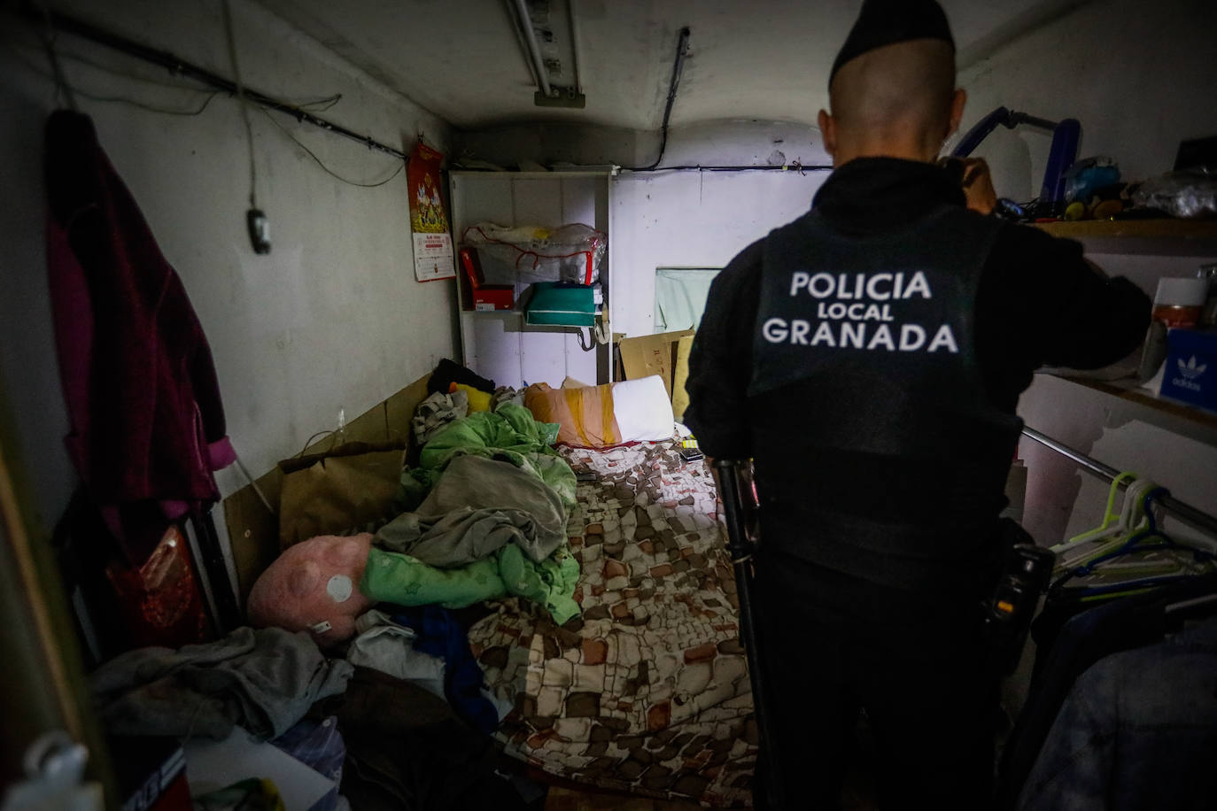 Un agente policial inspecciona una habitación que había en el piso de arriba de uno de los restaurantes inspeccionados.