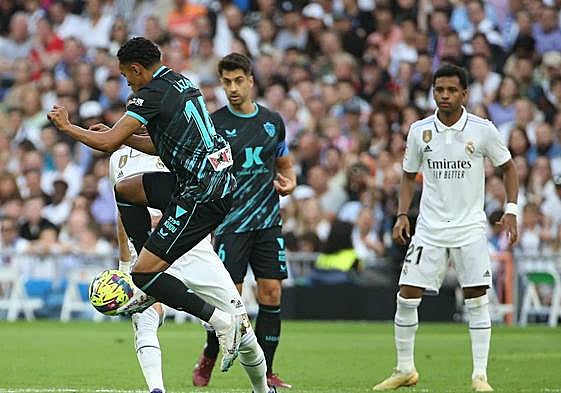 Lázaro Vinicius se acomoda el balón para disparar.