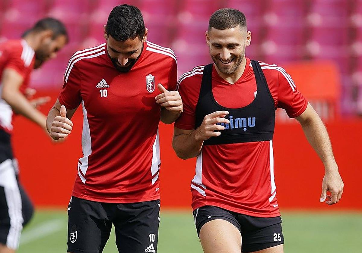 Shon Weissman sonríe durante el calentamiento con Antonio Puertas.