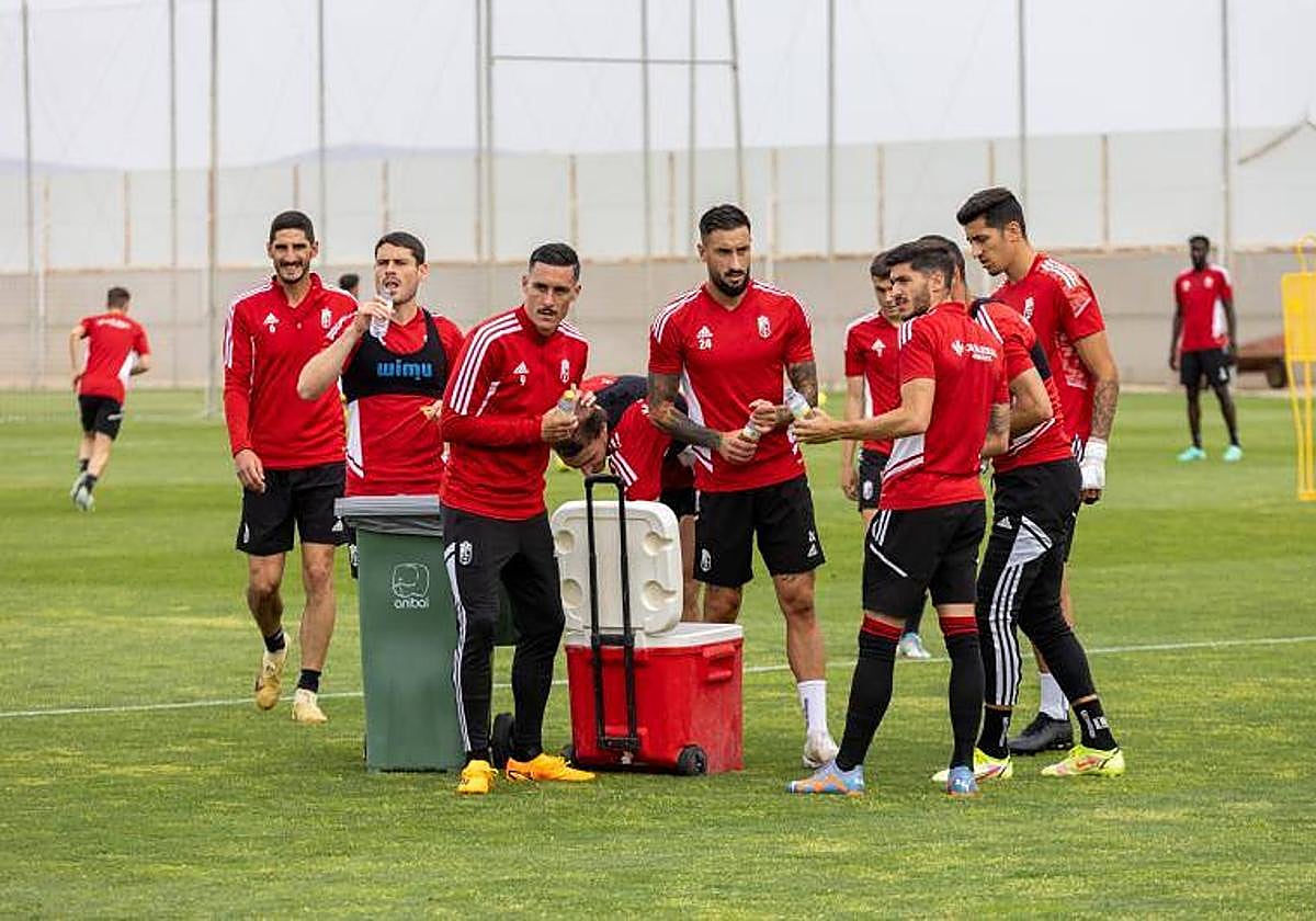 Los jugadores se refrescan durante el entrenamiento.