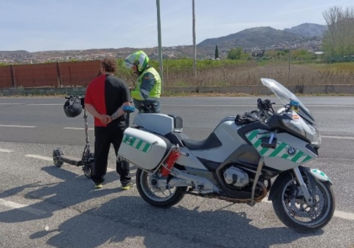 Uno de los individuos denunciados por la Guardia Civil por ir en patinet bajo el efecto de las drogas.