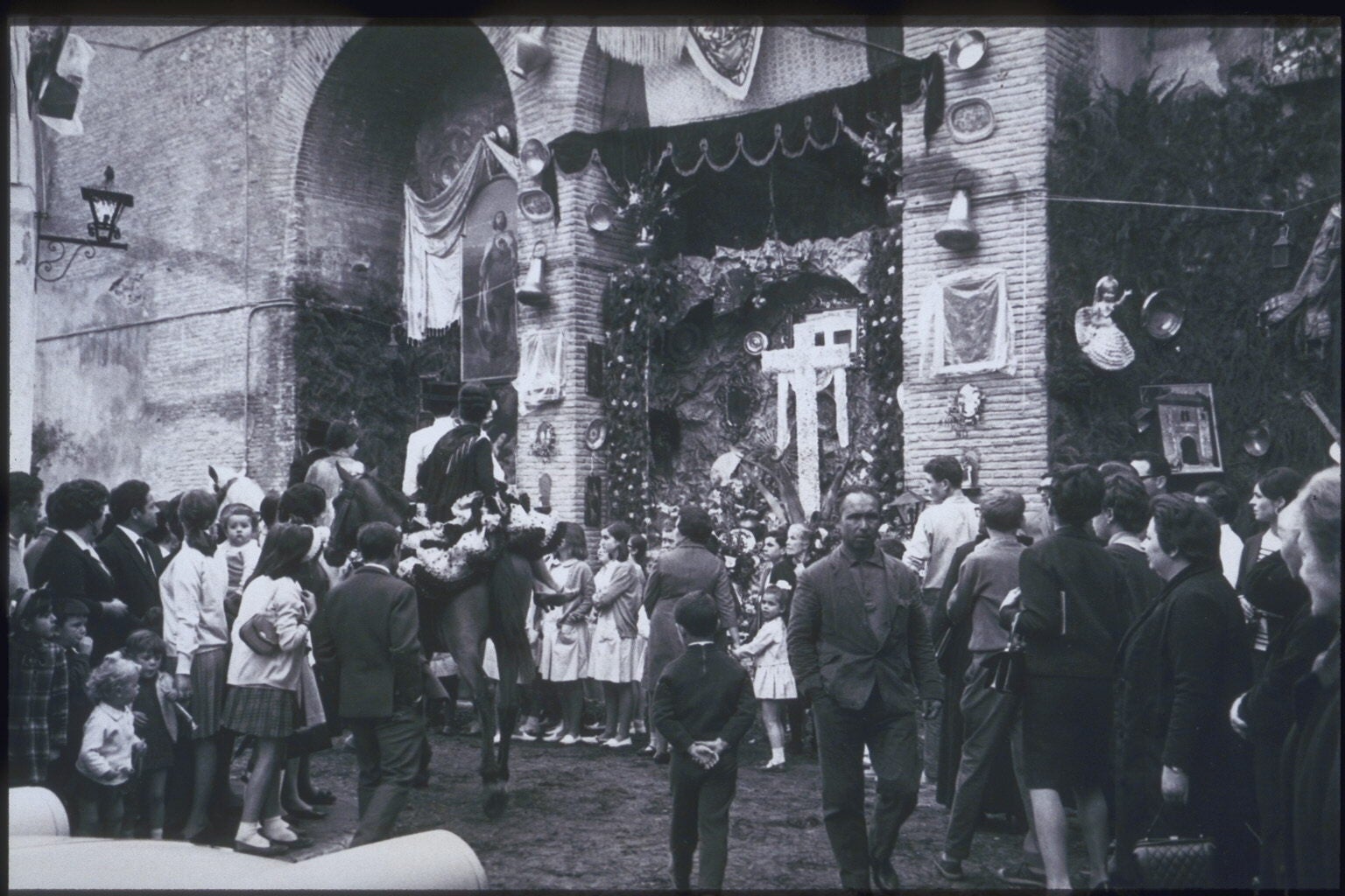 Cruz de Mayo en Puerta Elvira en la década de los cincuenta.