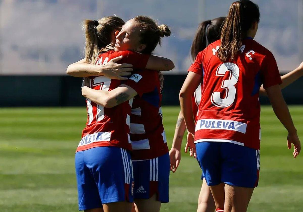 Naima y Noe se funden en un abrazo tras un gol en casa.