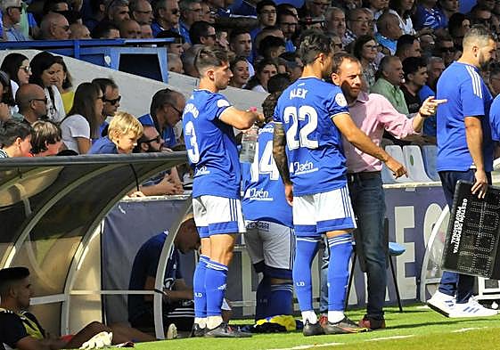 Alberto González dando instruciones a sus hombres en la banda.