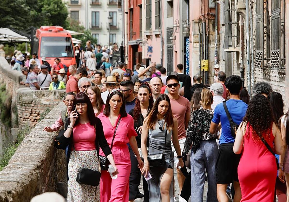 Granada, &#039;conquistada&#039; por los turistas en el puente