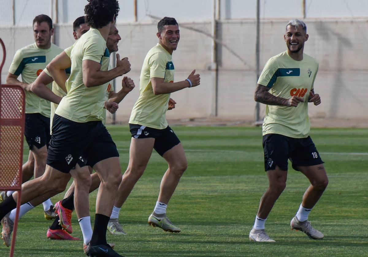 Stoichkov, a la derecha, en el entrenamiento del Eibar en la Ciudad Deportiva.