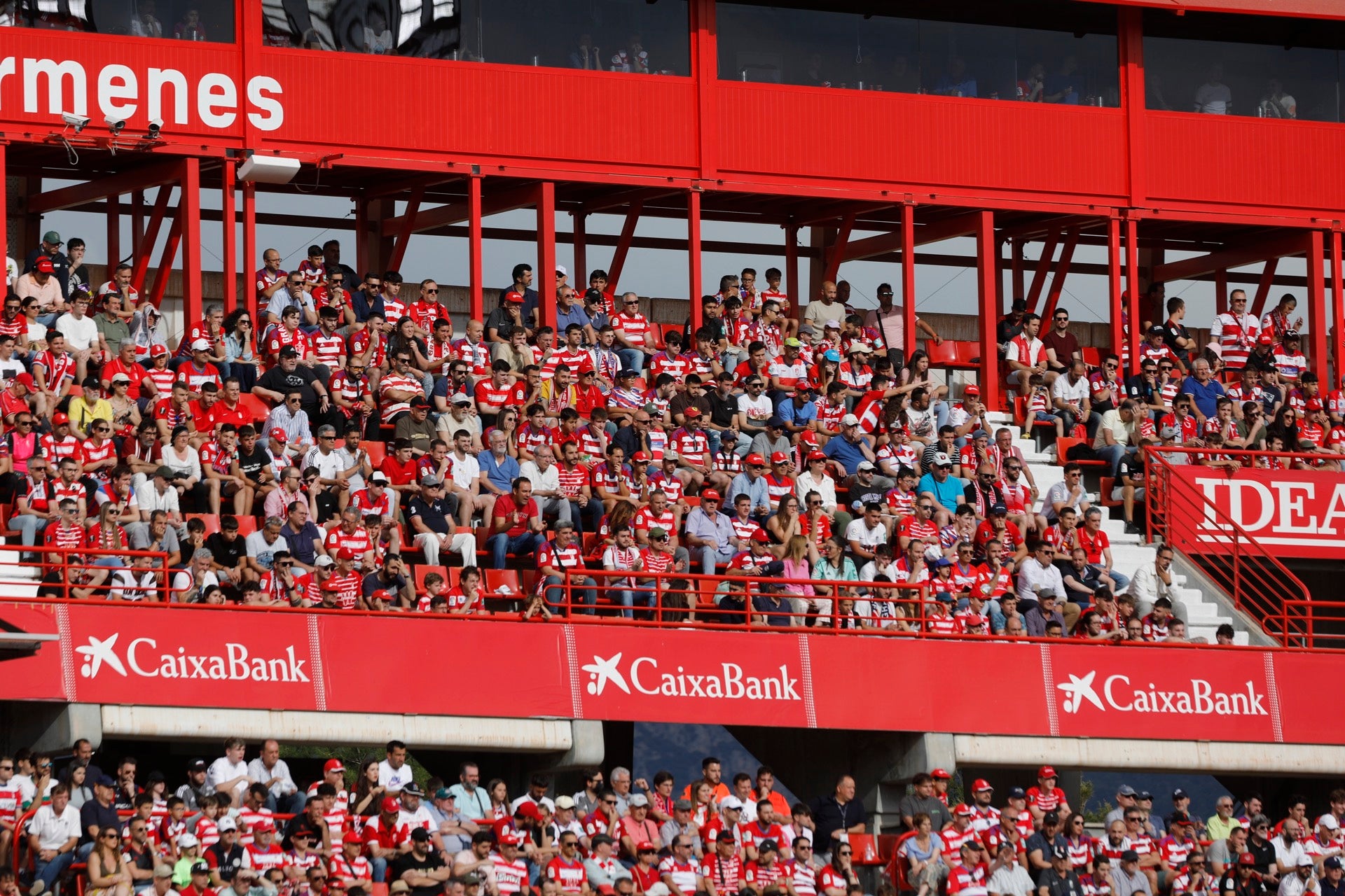 Encuéntrate en la grada en el Granada-Eibar