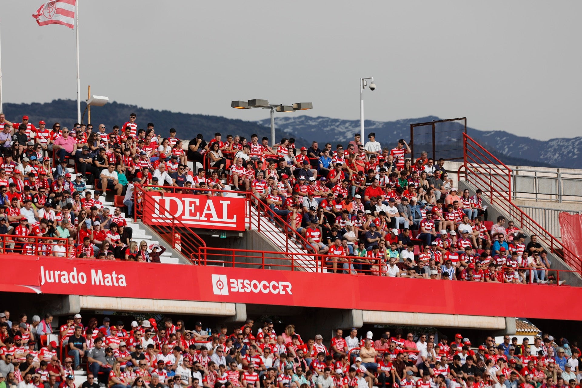 Encuéntrate en la grada en el Granada-Eibar