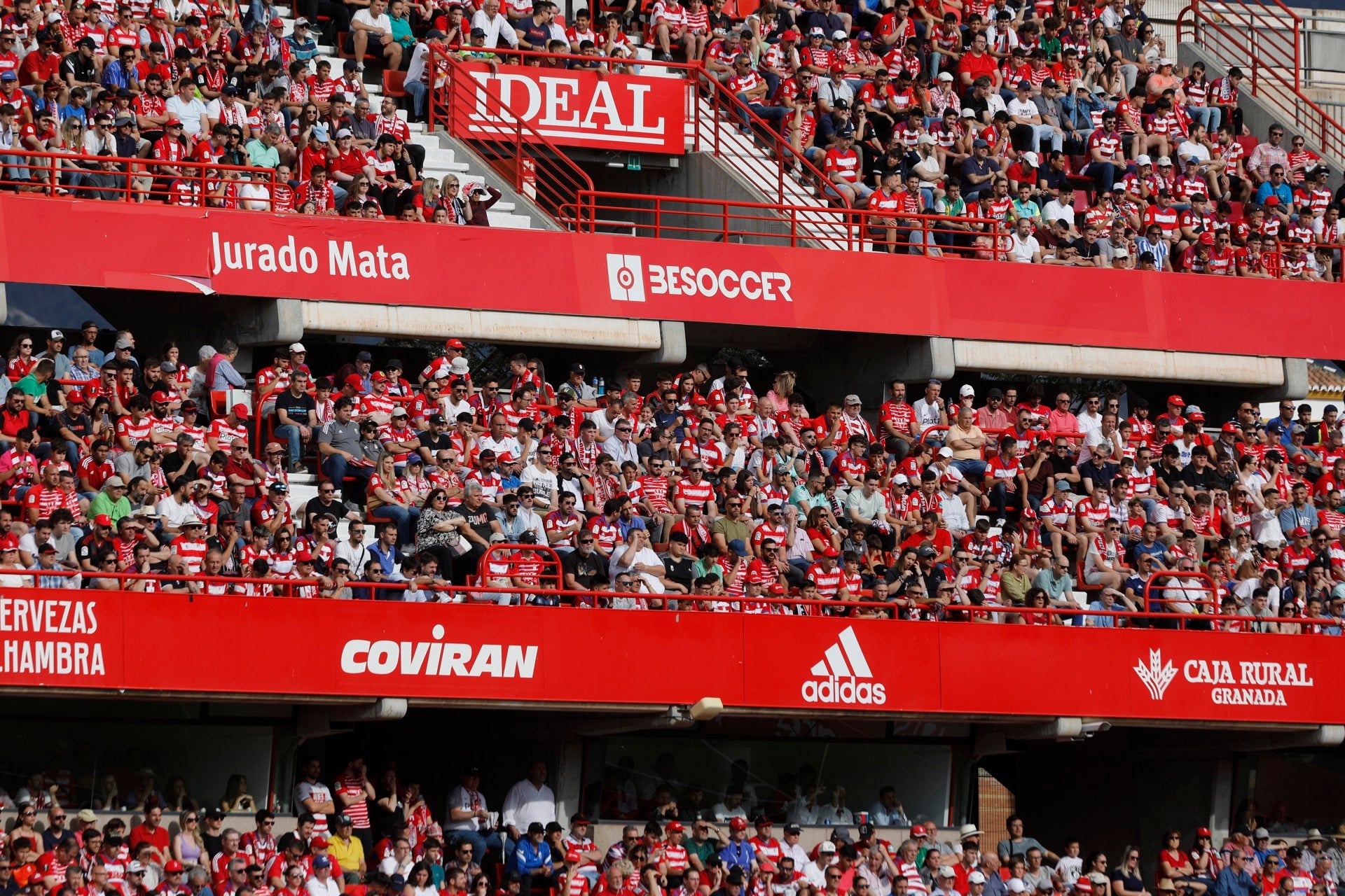 Encuéntrate en la grada en el Granada-Eibar