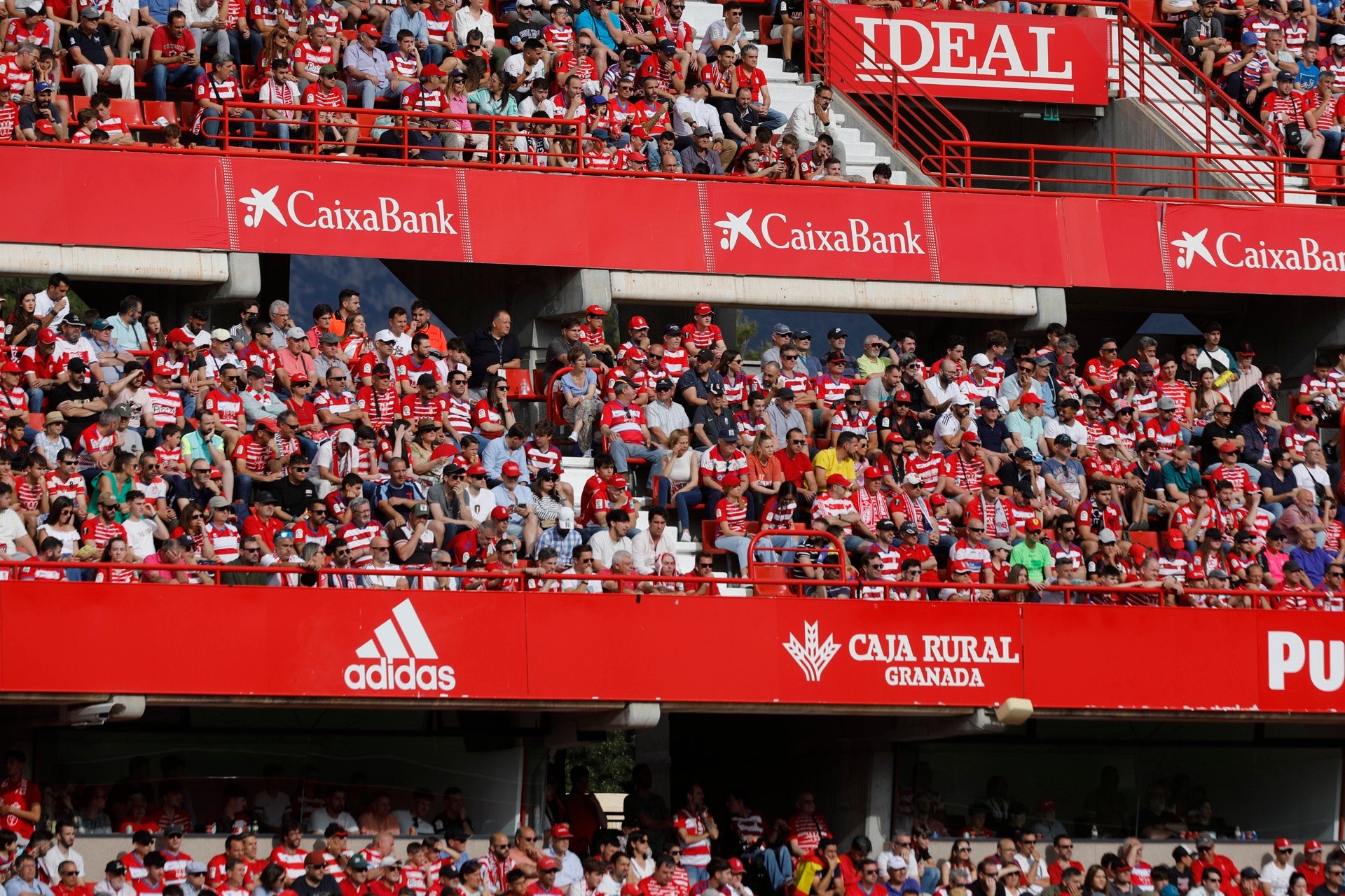 Encuéntrate en la grada en el Granada-Eibar