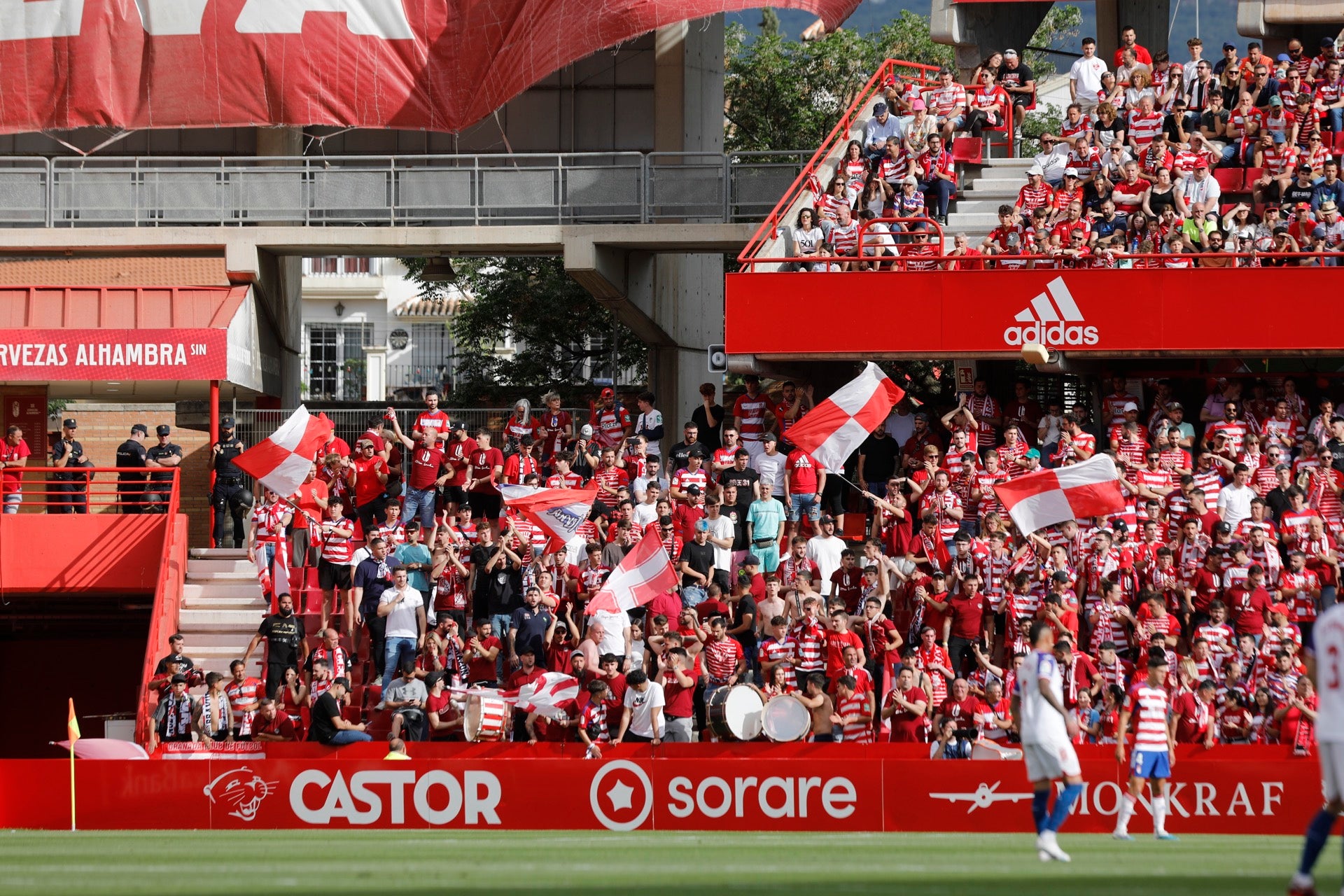 Encuéntrate en la grada en el Granada-Eibar