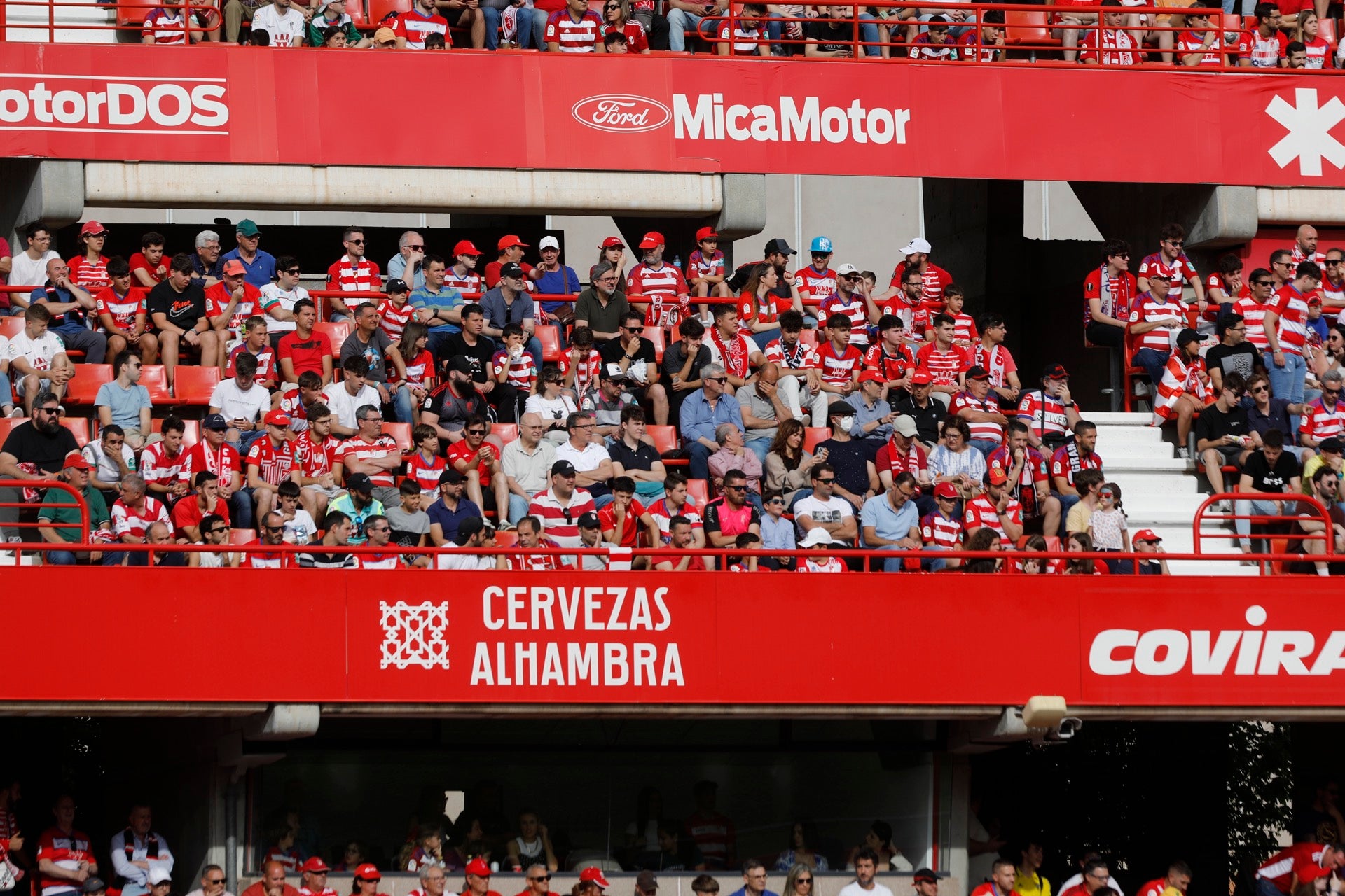 Encuéntrate en la grada en el Granada-Eibar