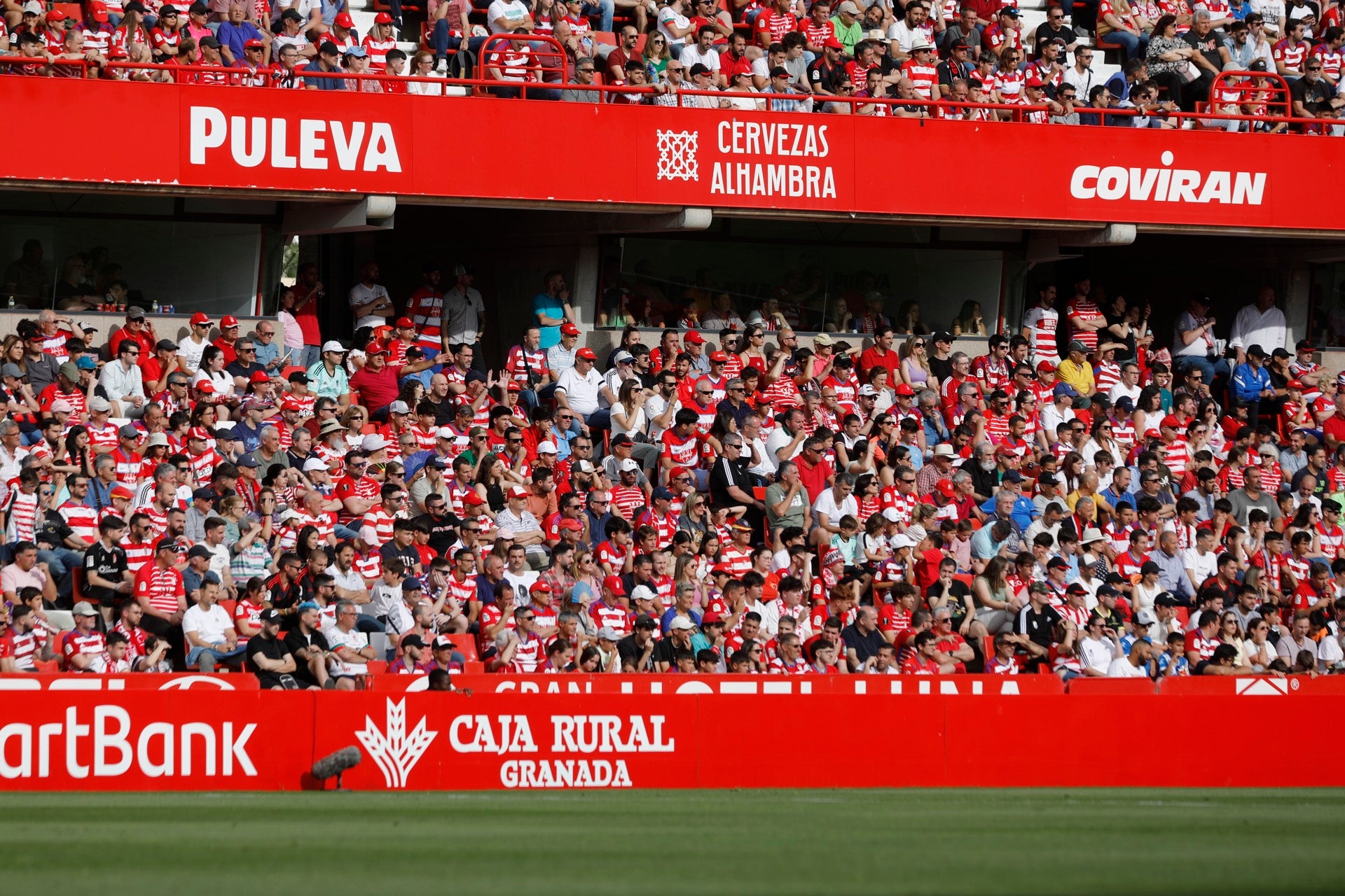 Encuéntrate en la grada en el Granada-Eibar