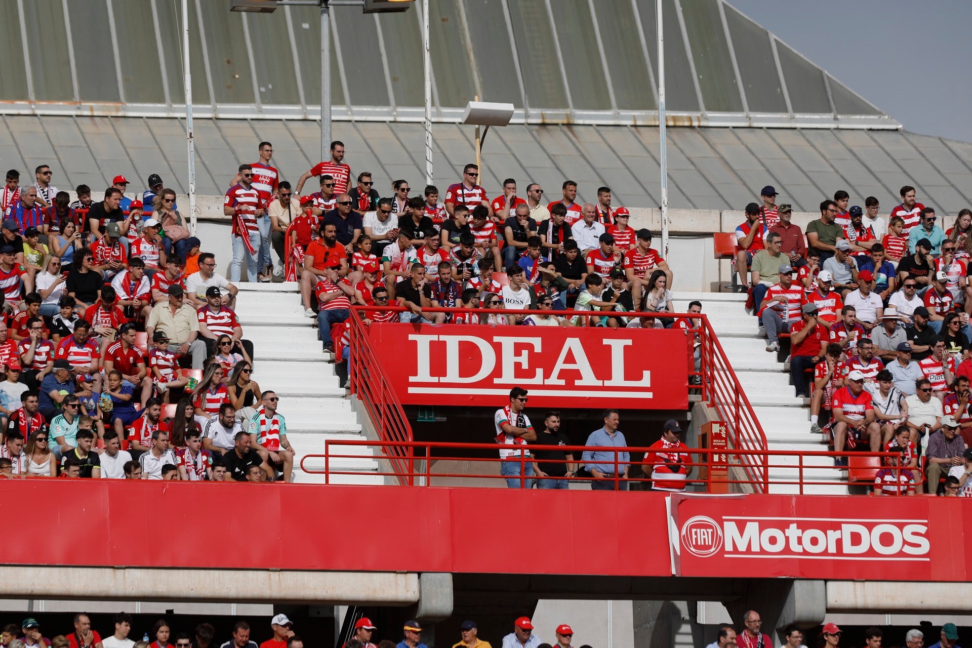 Encuéntrate en la grada en el Granada-Eibar