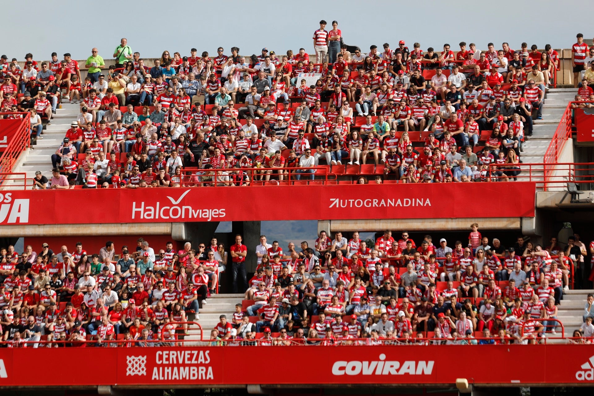 Encuéntrate en la grada en el Granada-Eibar
