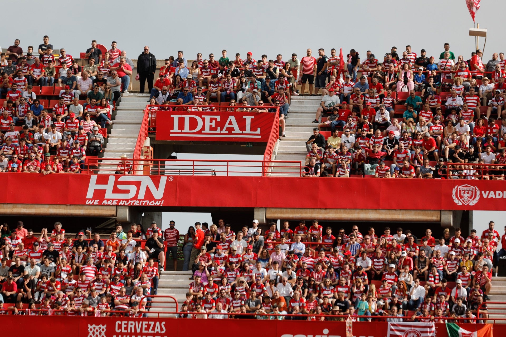 Encuéntrate en la grada en el Granada-Eibar