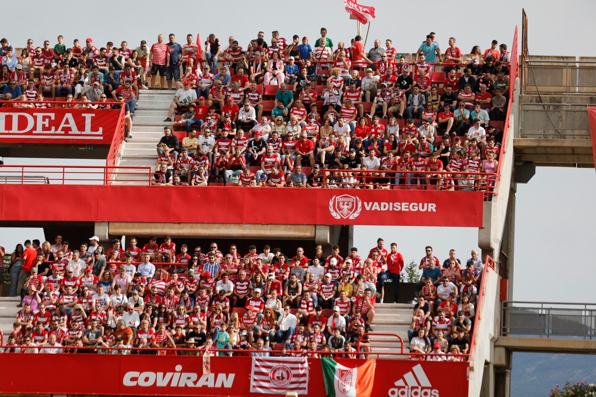 Encuéntrate en la grada en el Granada-Eibar