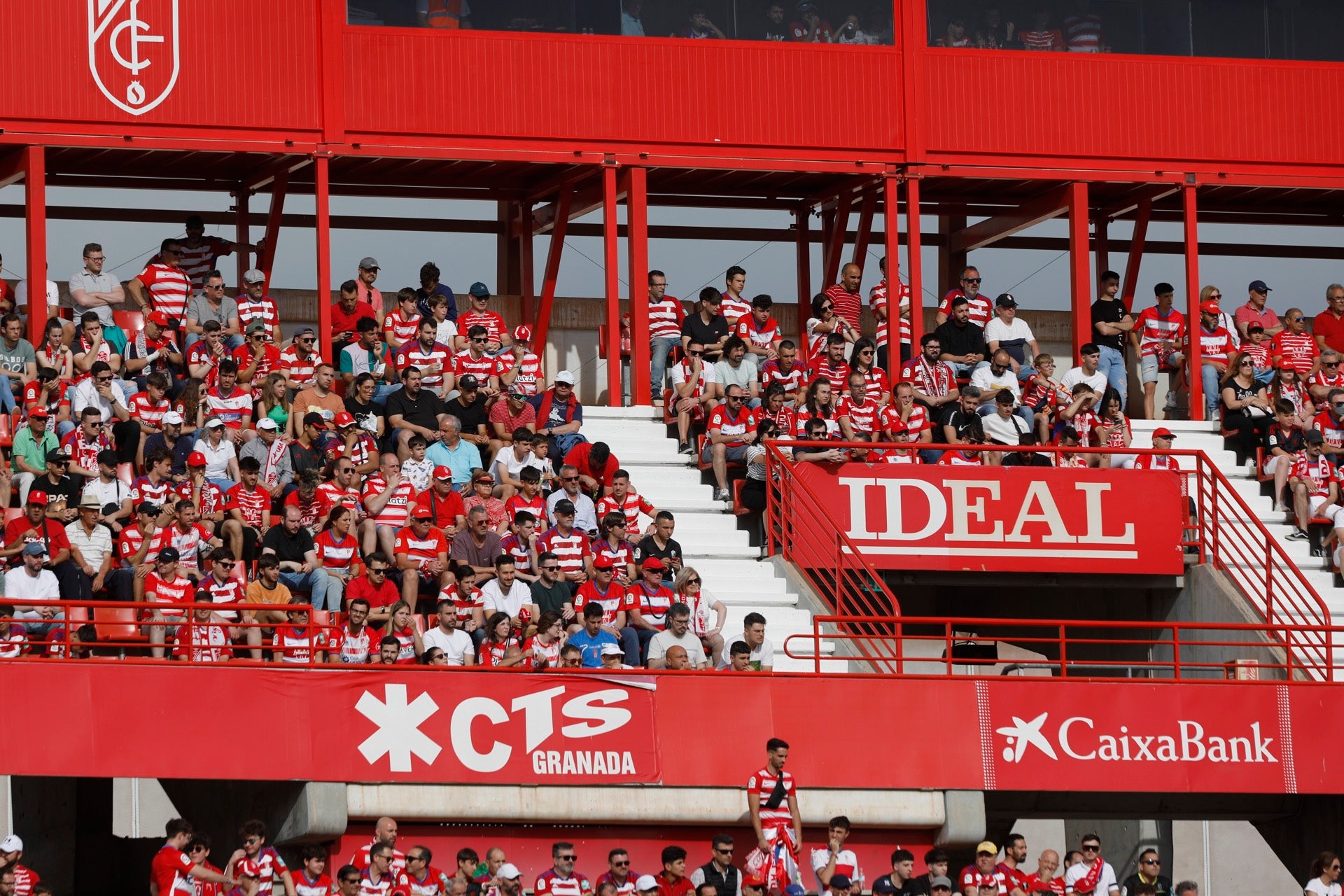 Encuéntrate en la grada en el Granada-Eibar