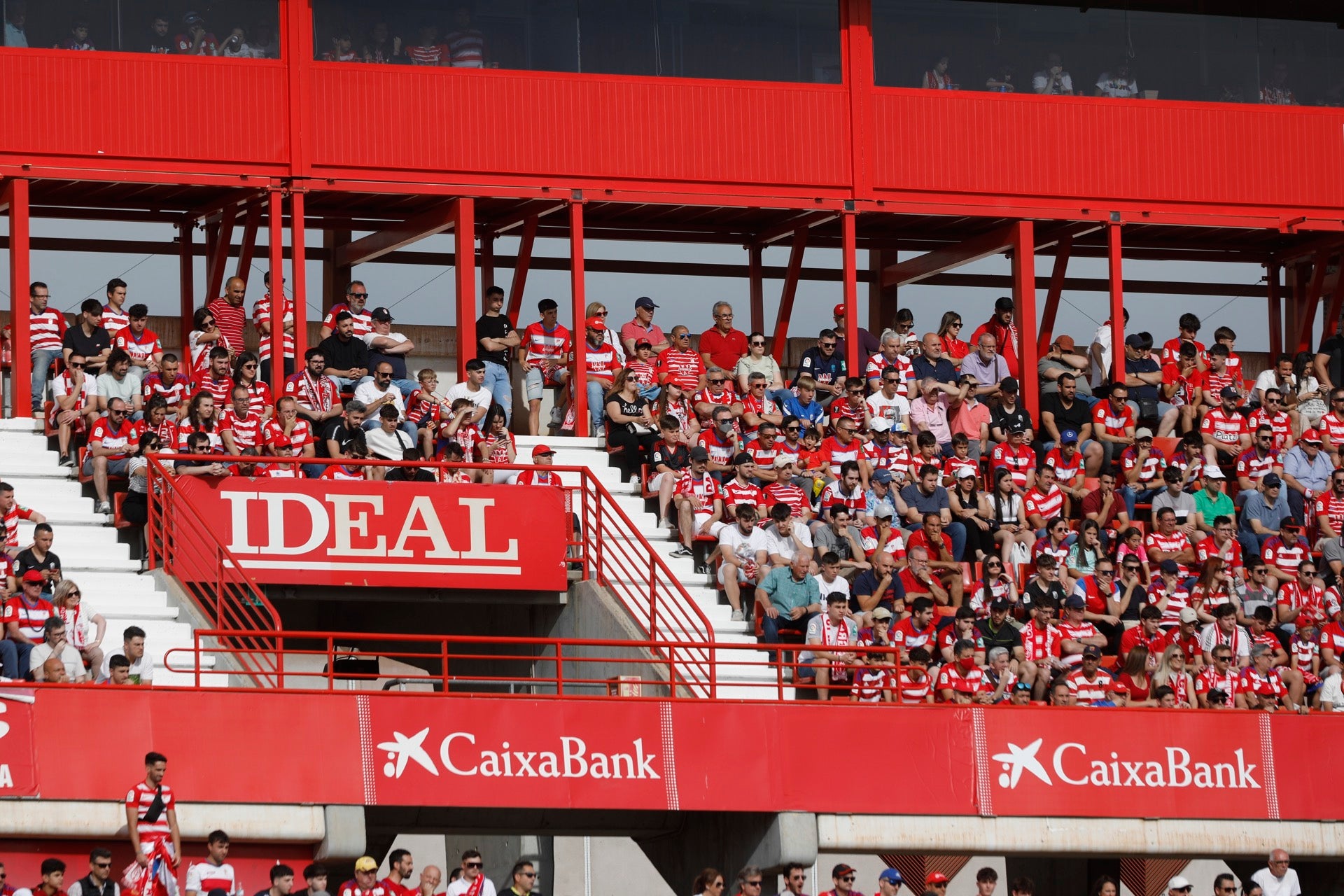 Encuéntrate en la grada en el Granada-Eibar