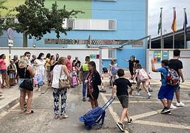 Colegios como La Jarilla, en Huércal de Almería, cuenta con toldos y porche techado para evitar el sol.