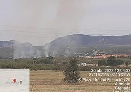Vista del incendio declarado en Atarfe este domingo.