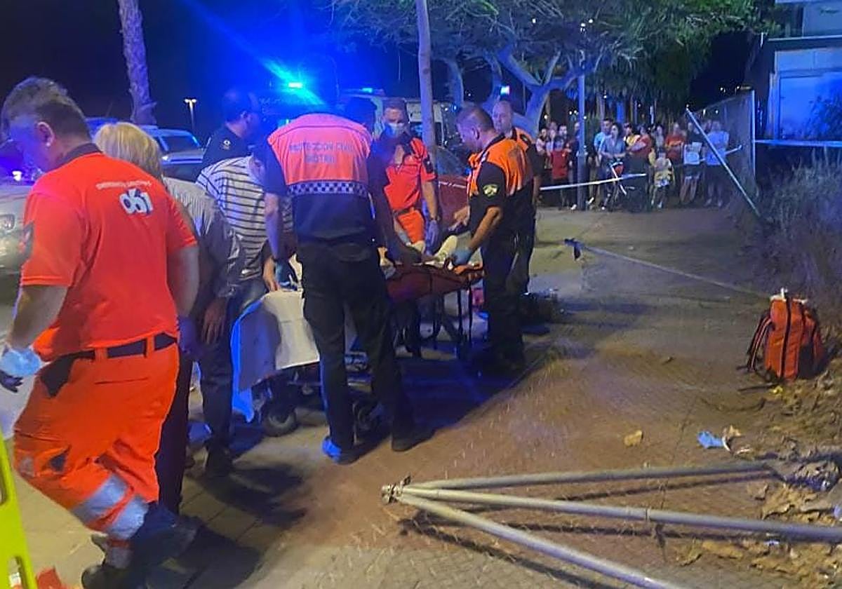 Los servicios sanitarios atienden al menor caído de una atracción de feria en Motril.