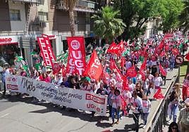 Manifestación del 1 de mayo en Jaén capital a su paso por la calle Baeza en la mañana de este lunes, entre la Avenida de Madrid y Paseo de la Estación.