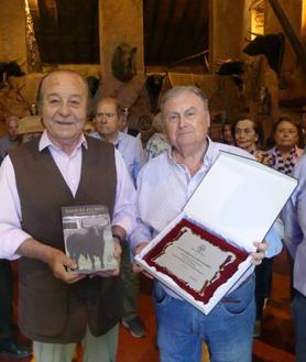 Imagen secundaria 2 - Arriba: Los socios de ATA atienden a las explicaciones de Samuel Flores. En el centro, algunos visitantes observan a los toros en el campo. Abajo, Samuel Flores y Julio Gómez se intercambian detalles.