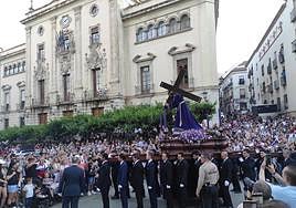 Nuestro Padre Jesús El Abuelo en la calle Carrera de Jesús abarrotada, con la Catedral al fondo.