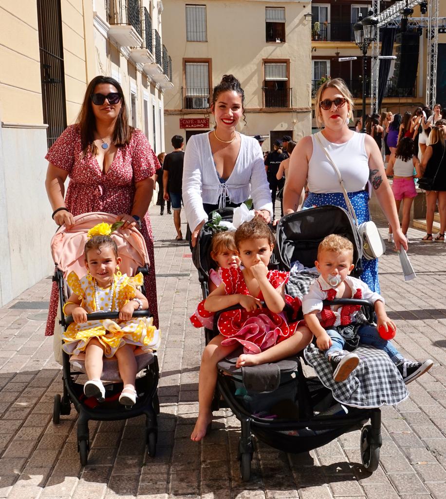 Ambiente de cruces en Motril este lunes.