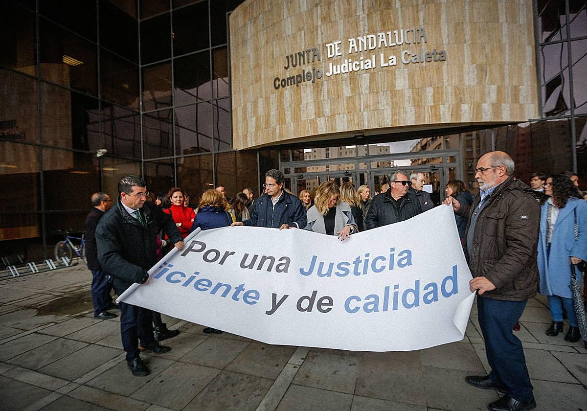 Concentración de jueces y fiscales en 2018, en el marco de la jornada de huelga convocada en apoyo a las propuestas de las asociaciones judiciales y fiscales para la mejora de la Administración de Justicia.