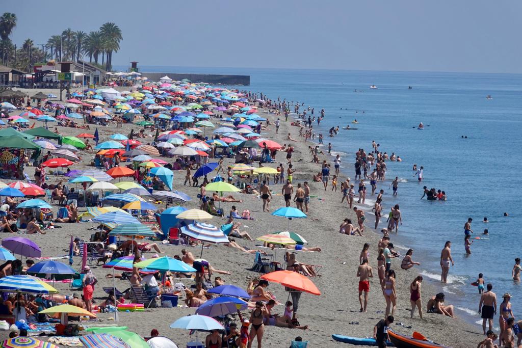 Ambiente en las playas de Granada este lunes.
