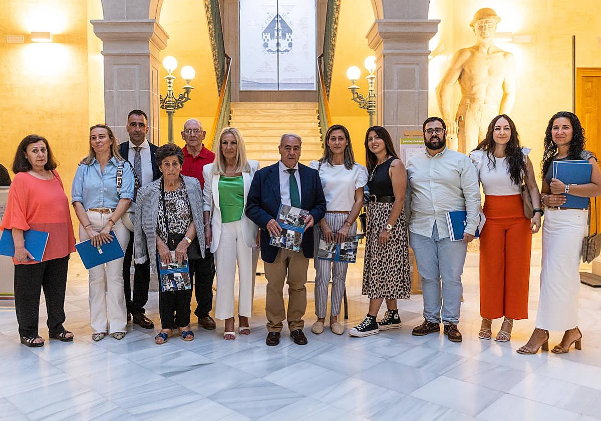 Enrique Alonso Donaire, en el centro, junto a su esposa, hijos y demás familiares.