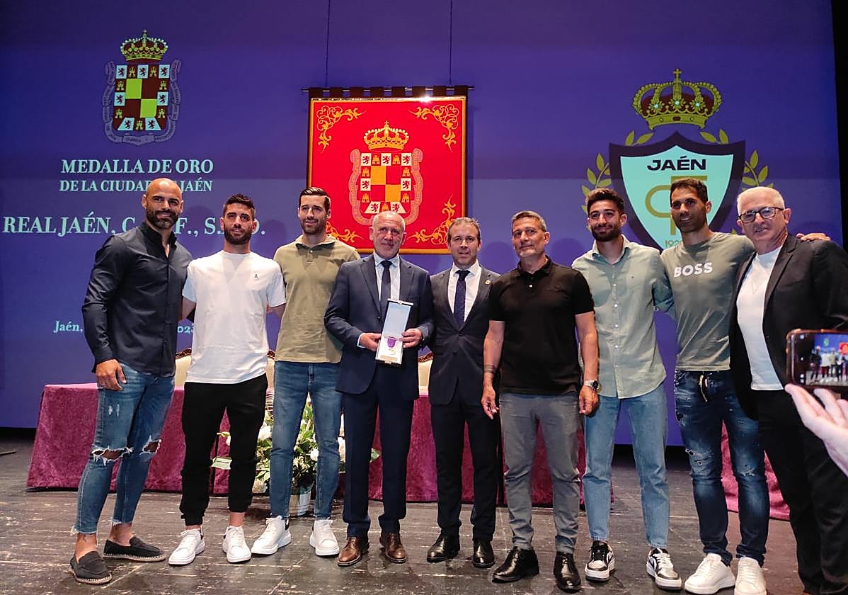 El alcalde Julio Millán junto a representantes del club y jugadores del Real Jaén.