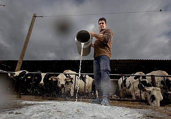 José Miguel Rodríguez, uno de los ganaderos granadinos que vuelve a tirar su leche.