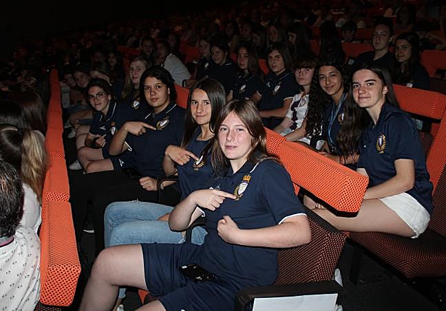 Asistentes al acto del Real Jaén señalan el escudo del club.