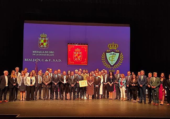 Foto de familia en el acto de entrega de la medalla de oro.
