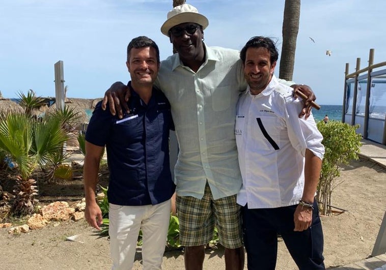 Michael Jordan, en el centro, con los responsables del chiringuito La Milla Marbella.