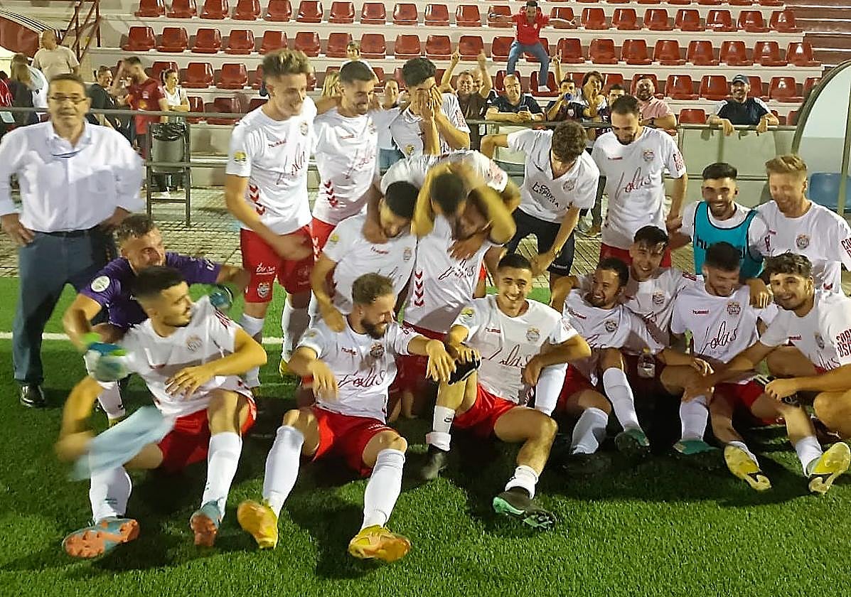 Celebración de los jugadores del Iliturgi en el campo alcalaíno.