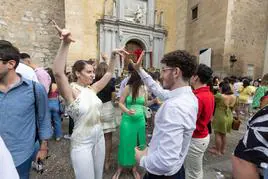 Jóvenes bailan sevillanas en la cruz del monasterio de San Jerónimo.