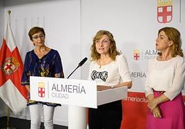 Olivia Zamora y Francisca Rosa Jiménez, ayer, junto a la concejala Paola Laynez, en la presentación.