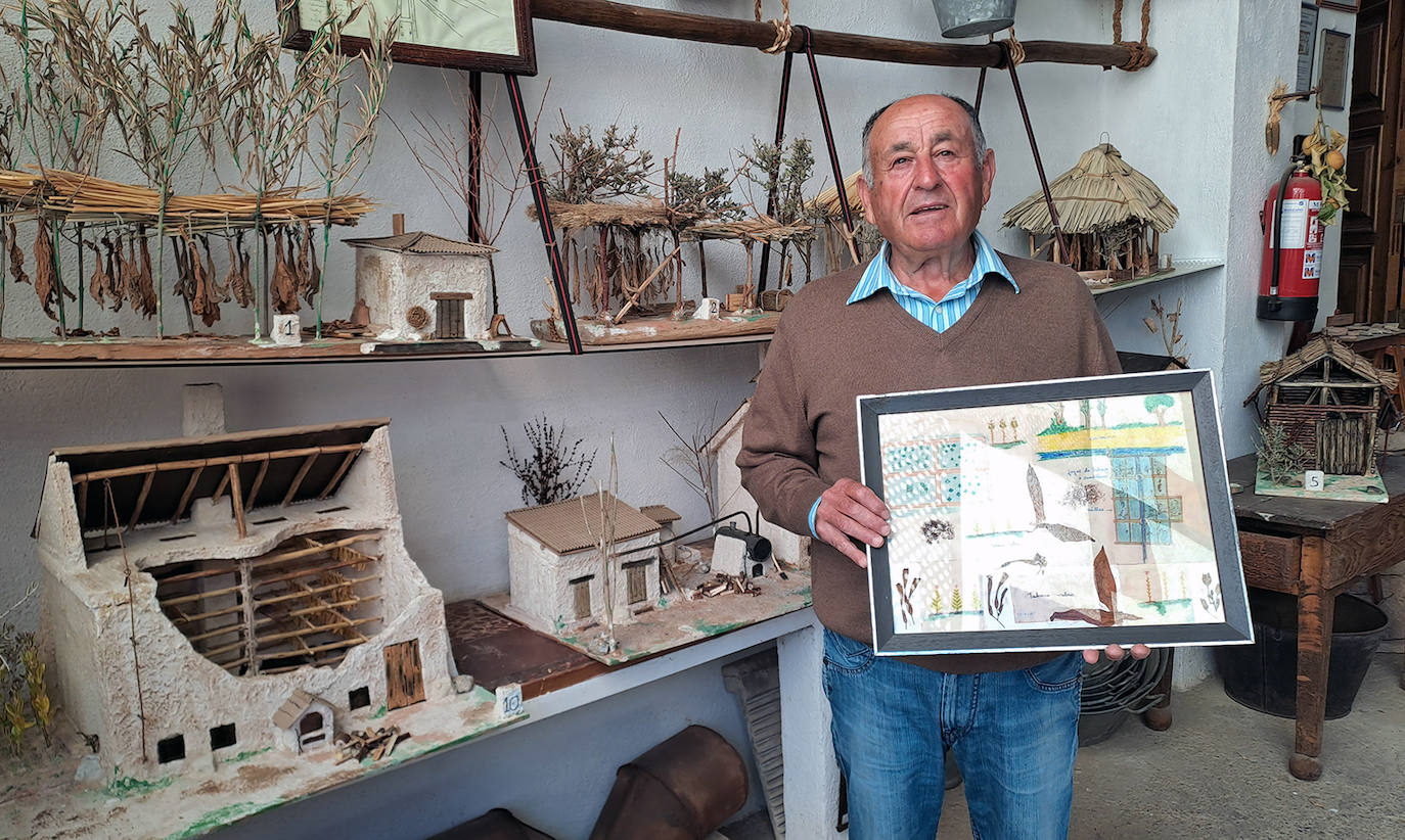 José Pérez Rodríguez con sus maquetas.
