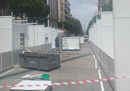 Últimos preparativos para la feria que será en la calle Roldán y Marín.