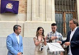 El alcalde y el edil de Cultura, con los hijos de David Padilla.