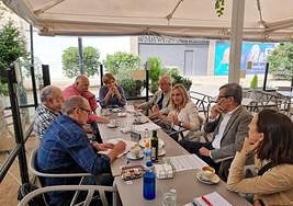 Reunión de Marifrán Carazo con representantes la Plataforma Defendamos la Vega Otra Vez