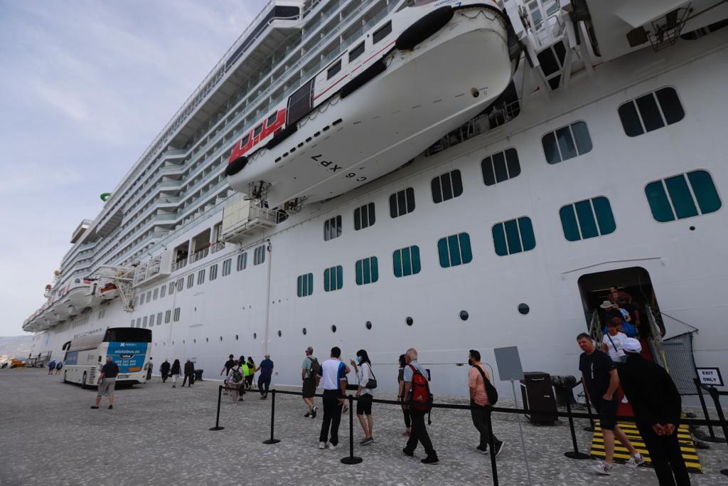 Las imágenes del crucero más grande atracado nunca en Motril