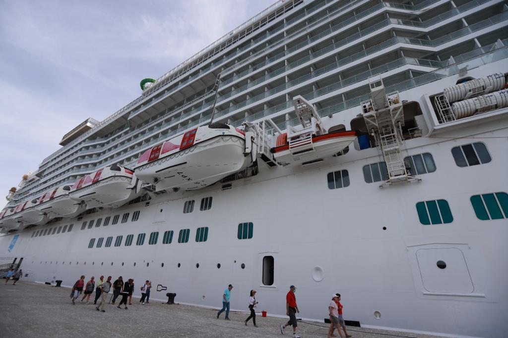 Las imágenes del crucero más grande atracado nunca en Motril
