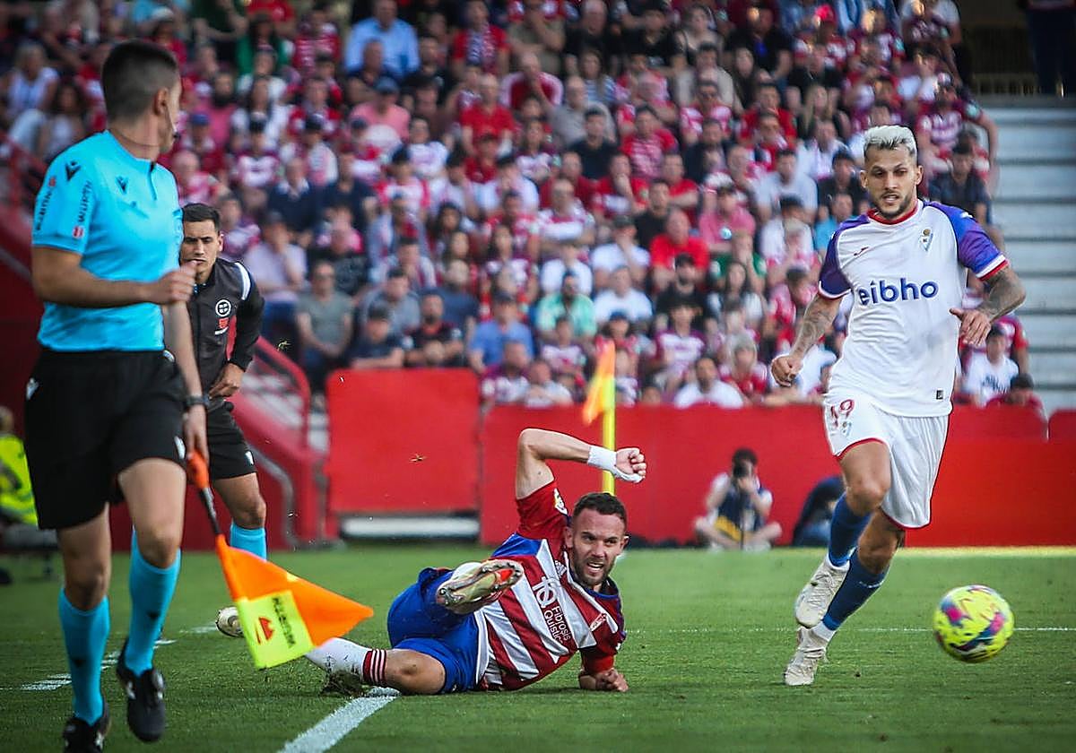 Quini pelea un balón en el partido contra el Eibar.