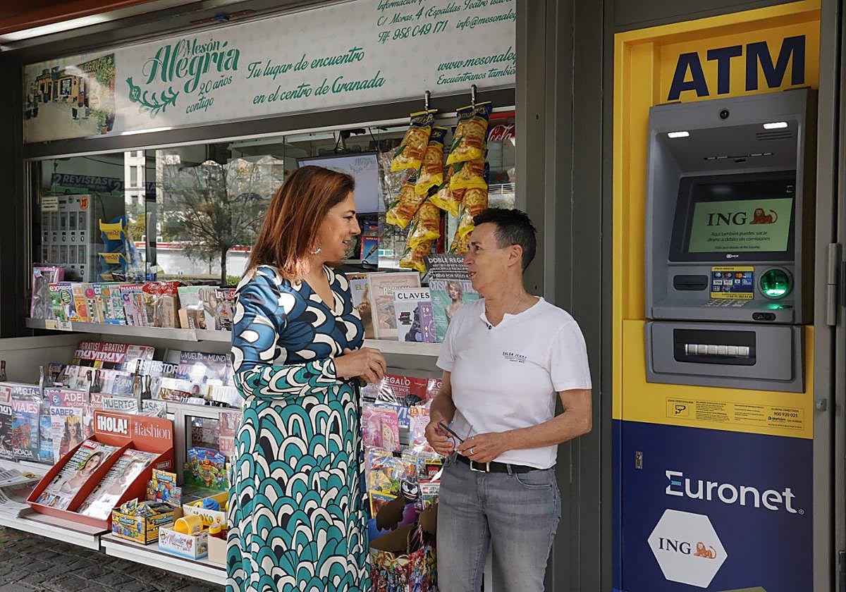 Cajeros automáticos y entrega de paquetes en los quioscos de Granada.