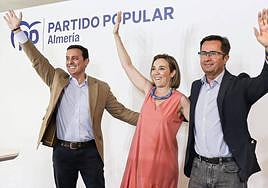 Gamarra, con Javier Aureliano García y Francisco Góngora, ayer en El Ejido.